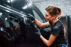 抛光表面车辆现代黑色的汽车清洗女人内部车洗站