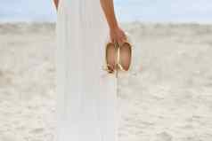 新娘白色衣服金鞋子海滩
