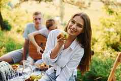 女人吃苹果集团年轻的人假期在户外森林概念周末友谊