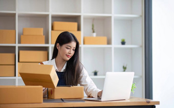 肖像年轻的亚洲女人电子<strong>商务</strong>员工坐着办公室完整的包<strong>背</strong>景写请注意订单计算器锻造业务电子<strong>商务</strong>交付业务