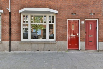 红色的门一边砖建筑