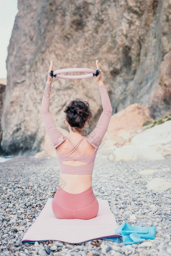 女人海普拉提运动快乐中间岁的女人练习健身海滩海微笑活跃的女培训环瑜伽席享受<strong>健康</strong>的生活方式<strong>和谐</strong>冥想