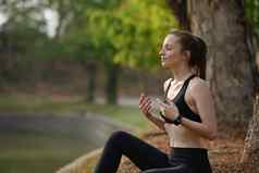 健身女人采取打破休息健身培训户外健身体育运动健康的生活方式概念