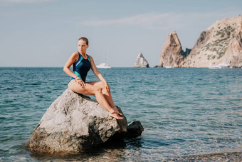 女人旅行海快乐旅游<strong>蓝</strong>色的泳装需要照片在户外捕获<strong>记忆</strong>女人旅行享受周围的环境海滩火山山背景
