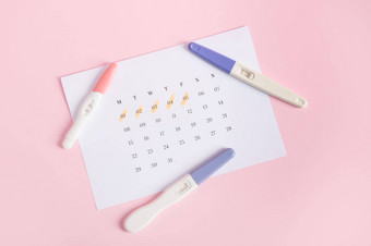 平躺喷墨怀孕测试白色日历标志着日期月经计算排卵一天