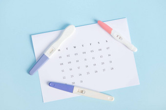 喷墨怀孕测试白色日历标志着日期月经计算排卵一天前视图