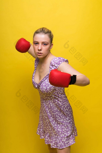 图像诱人的年轻的女人拳击手摆姿势孤立的黄色的红色的背景拳击手套