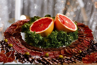 肉开胃菜新鲜的切片水果庆祝表格切片香肠葡萄柚