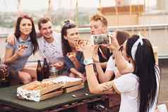 使照片美味的披萨集团年轻的人休闲衣服聚会，派对屋顶白天