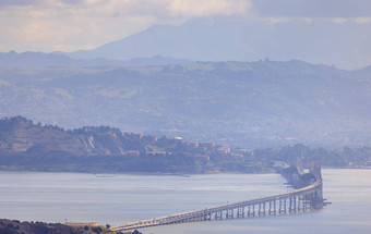 里士满三拉斐尔桥曲线三旧金山湾朦胧的一天