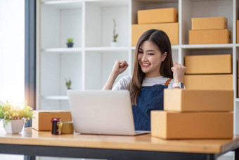 肖像年轻的亚洲女人电子<strong>商务</strong>员工坐着办公室完整的包<strong>背</strong>景写请注意订单计算器锻造业务电子<strong>商务</strong>交付业务