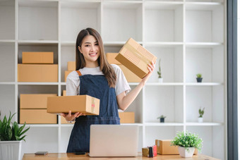 肖像年轻的亚洲女人电子商务员工坐着办公室完整的包背景写请注意订单计算器锻造业务电子商务交付业务