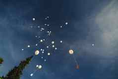 白色气球飞蓝色的天空释放节日气球云庆祝活动幸福空气过来这里球大气