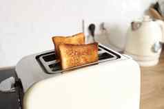 烤粮食面包白色烤面包机烤三明治烤面包概念健康的吃节食吃零食工作学校学生快食物现代白色烤面包机