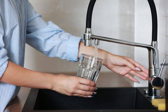 填充玻璃手水喝水特写镜头概念纯喝水水质量检查概念概念储蓄问题水