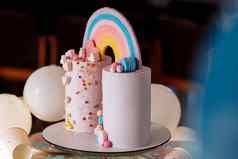 大生日蛋糕彩虹色彩斑斓的洒色彩斑斓的心气球背景生日聚会，派对甜蜜的假期