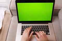 年轻的女人电脑模型铬关键绿色电脑监控距离学习在线教育工作女孩工作办公室工作远程首页沙发上自由写作打字