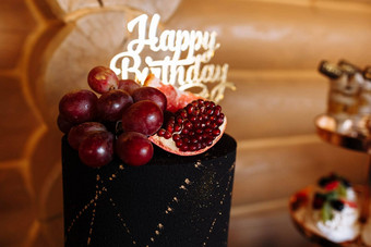大黑色的生日蛋糕新鲜的水果糖果节日表格糖果酒吧表格糖果聚会，派对