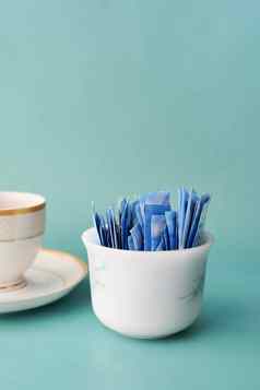 糖替代甜味剂包茶杯白色背景