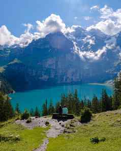 夫妇访问Oeschinensee湖瑞士阿尔卑斯山脉蓝利萨尔普山坎德斯泰格村瑞士