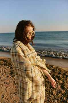 女人大眼镜包装格子站背景海景头发涵盖了脸