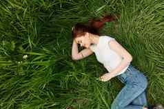 平静和平女人瀑布睡着了高草