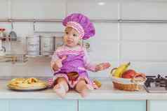 可爱的婴儿围裙酋长帽吃小时厨房