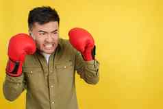 愤怒的中国人男人。拳击手套战斗构成