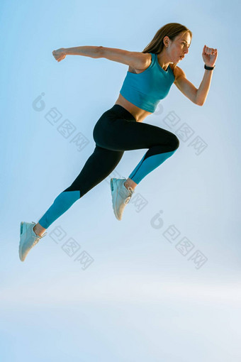 确定运动女人运行空中锻炼有氧运动锻炼工作室背景