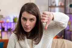 心烦意乱年轻的女人显示拇指不喜欢坏工作反对不满意反馈首页