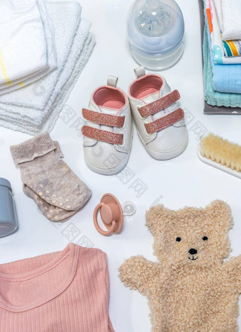 集婴儿鞋子玩具配件白色背景新生儿的东西平躺前视图