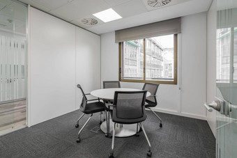 房间轮表格椅子灰色的音调办公室会议房间大窗口概念导演的办公室办公室高级经理