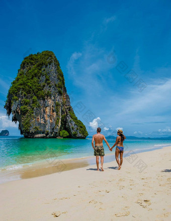 莱利海滩甲米泰国热带海滩莱利甲米夫妇但女人海滩全景视图田园莱利海滩泰国传统的长船