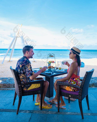 早餐海滩普吉岛泰国奢侈品早餐表格食物美丽的热带海视图背景奢侈品旅行生活方式