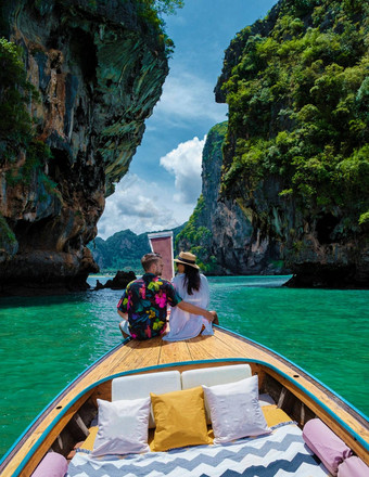 奢侈品长尾船甲米泰国夫妇男人。女人旅行热带岛岛旅行甲米泰国亚洲女人欧洲男人。中期年龄假期泰国