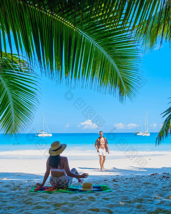 昂斯拉齐奥普拉兰岛塞舌尔年轻的夫妇但女人热带海滩奢侈品假期塞舌尔热带海滩昂斯拉齐奥普拉兰岛塞舌尔
