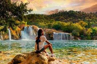 克尔克瀑布女人看瀑布克罗地亚克尔克国家公园