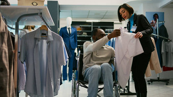 年轻的成人轮椅用户购买现代衣服