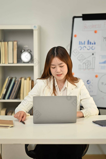 快乐年轻的亚洲女人企业家电脑屏幕打字电子邮件移动PC工作场所