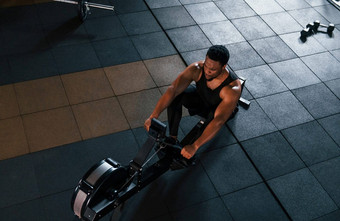 强大的非洲美国男人。运动型衣服锻炼一天健身房设备概念权力强度