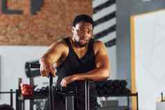强大的非洲美国男人。运动型衣服锻炼一天健身房设备