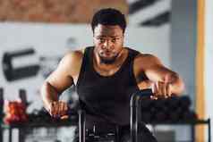 强大的非洲美国男人。运动型衣服锻炼一天健身房设备