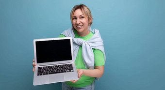 金发碧眼的积极的可爱的女人顾问休闲装显示屏幕模型移动PC蓝色的背景