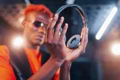 年轻的非洲美国表演者站记录工作室持有耳机