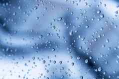 自然水滴窗口玻璃蓝色的背景雨窗口特写镜头