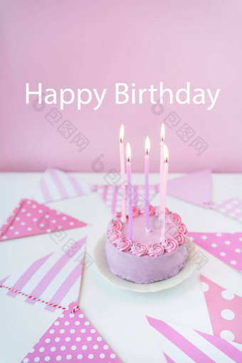 精致的薰衣草粉红色的bento蛋糕板粉红色的背景聚会，派对旗帜蜡烛燃烧蛋糕庆祝活动快乐生日登记