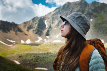 一边视图肖像女人站呼吸新鲜的空气山配置文件女资源管理器呼吸新鲜的空气