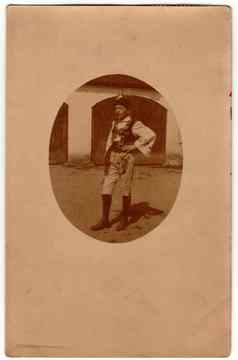 古董照片显示年轻的男孩穿传统的摩拉维亚人人服装复古的黑色的白色摄影照片奥匈帝国帝国奥匈帝国君主政体约
