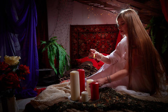 美丽的阿拉伯女孩蜡烛红色的房间完整的丰富的面料地毯苏丹后宫照片拍摄女人东方风格宫女模型提出了纱丽有爱心的妻子女主人
