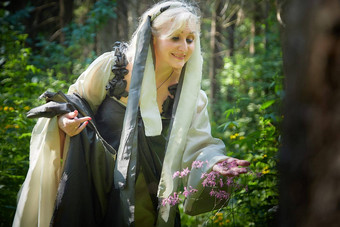 成人成熟的女人绿色长仙女衣服森林照片拍摄风格德律阿得斯女王自然仙女爱自然美丽的绿色夏天森林概念有爱心的自然